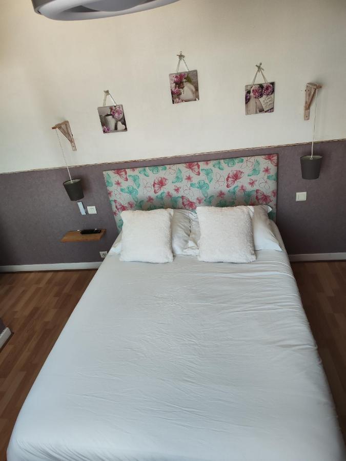 Le Sporting Hotel Beaumont-sur-Leze Buitenkant foto