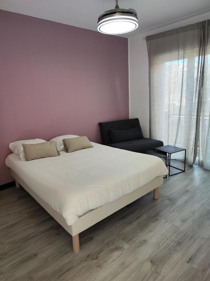 Le Sporting Hotel Beaumont-sur-Leze Buitenkant foto